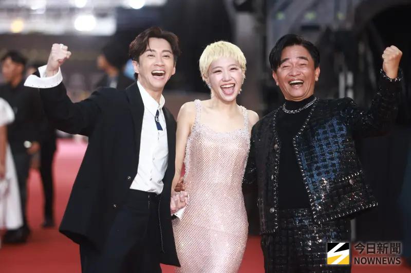 ▲第60屆金鐘獎節目類頒獎典禮今（17）日登場，稍早典禮主持人Lulu（黃路梓茵；中）勾著未婚夫陳漢典（左）首度合體走上紅毯，吳宗憲陪伴左右，畫面溫馨感人。（圖／記者陳明安攝影）