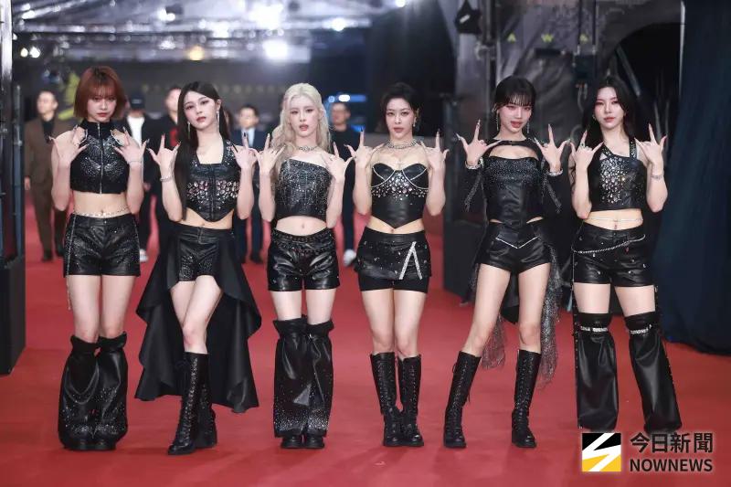 ▲幻藍小熊今（17）日以黑色勁裝現身金鐘紅毯，展現成熟帥氣風格，將與羅時豐、千田愛紗、黃偉晉、ARKiS攜手壓軸演出《唱，從電視開始》，成為全場焦點。（圖／NOWNEWS今日新聞攝影中心）