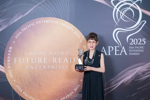▲2025年9月25日遠百徐雪芳總經理獲得APEA「卓越企業領袖獎」（圖／遠百提供）