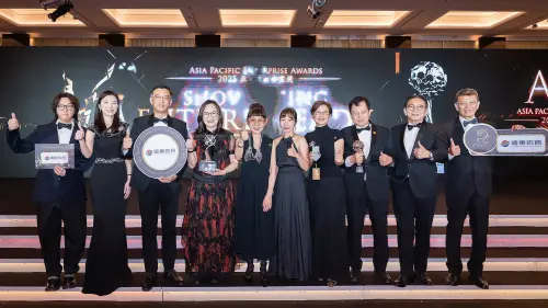 ▲2025年9月25日遠東百貨獲得APEA三項大獎，徐雪芳總經理(右6)帶領遠百團隊領獎。（圖／遠百提供）