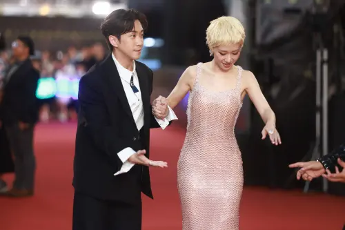 金鐘獎／Lulu裙子太長險跌倒！陳漢典立刻伸手　被拱現場舌吻嗨爆
