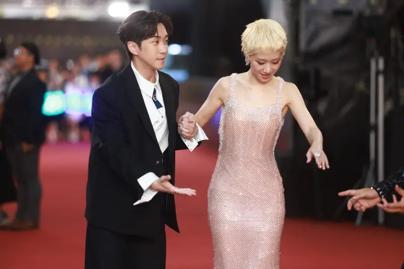 ▲陳漢典（左）和Lulu宣布婚訊後首度公開合體，在離開時Lulu差點跌倒，陳漢典馬上扶著她，現場還拱兩人舌吻，氣氛超嗨。（圖／NOWNEWS攝影中心）