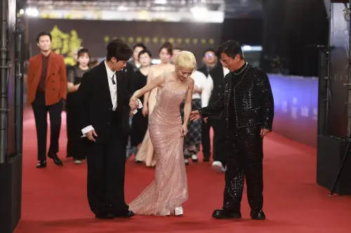 ▲Lulu（中間）今天小露性感，只是裙子太長難以前進。（圖／NOWNEWS攝影中心）