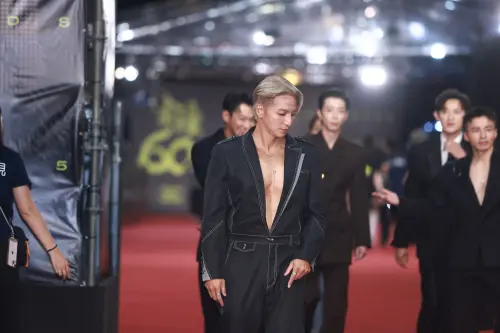 ▲棒棒堂男孩小煜（如圖）在金鐘60紅毯上展現好身材。（圖／Nownews攝影中心攝影）