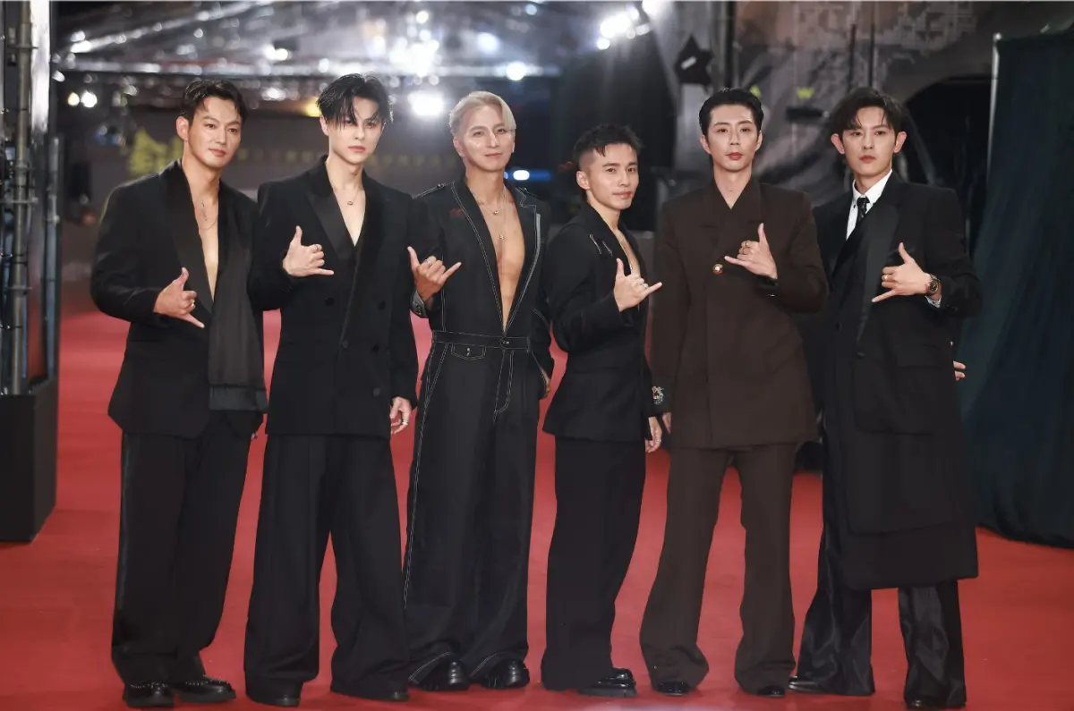 ▲威廉（左起）、王子、小煜（楊奇煜）、阿緯、小杰與敖犬帥氣走上金鐘獎星光大道，6人中有4人是以開深V的造型出現，小煜的深V甚至快要開到內褲頭，鬧出閃兵風波的威廉則在一旁尬笑，稍後小煜又換了一套鏤空、胸膛若隱若現的服裝。（圖／NOWNEWS攝影中心）