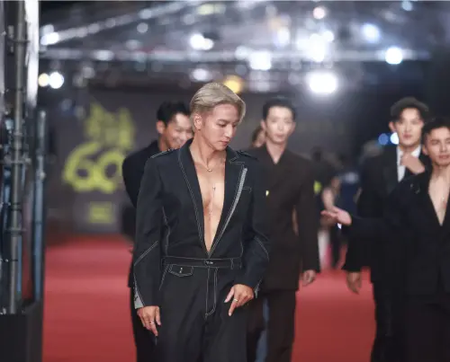 ▲楊奇煜（小煜）的深V快要開到內褲頭，非常清涼、搶眼。（圖／NOWNEWS攝影中心）