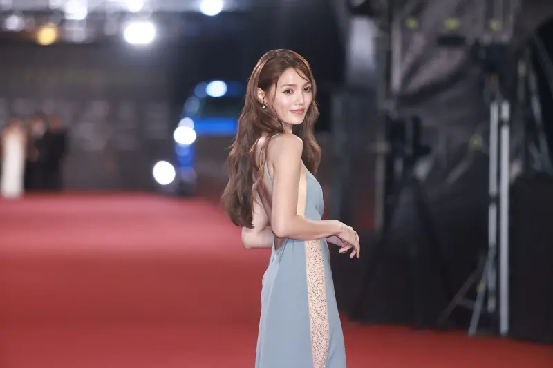 ▲朵拉（如圖）在實境節目《來吧！哪裡怕》和她口中一直說的偶像棒棒堂男孩同台，並在今（17）日晚間一起走金鐘60紅毯，禮服側面簍空超辣。（圖／Nownews攝影中心攝影）