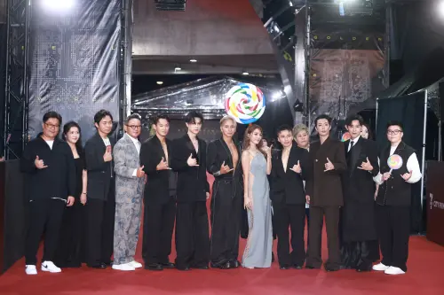 ▲朵拉（前排右5）過去就一直對外表示，棒棒堂男孩是她的偶像，今（17）日晚間她和偶像一起走紅毯。（圖／Nownews攝影中心攝影）