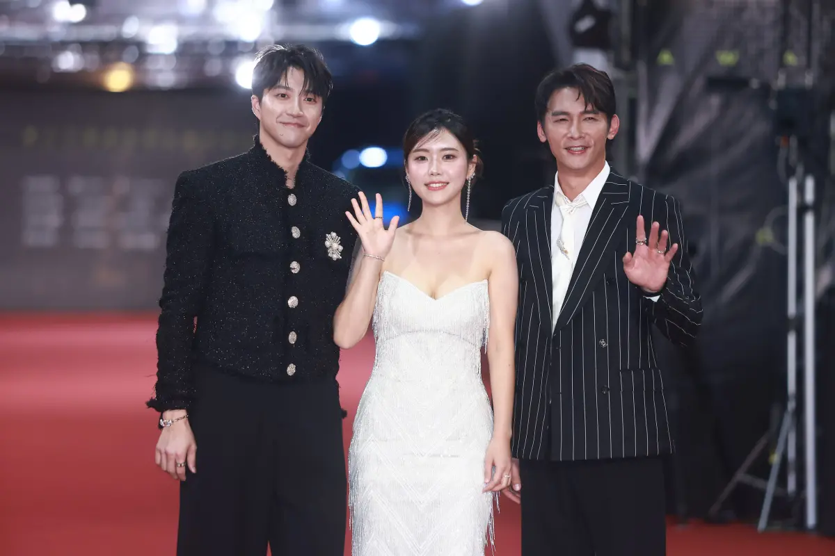 ▲江宏傑、韓國女孩Judy與溫昇豪都登上金鐘獎紅毯，江宏傑帥穿一襲黑色西裝，韓國女孩Judy身穿白色禮服登場。（圖／NOWNEWS攝影中心）