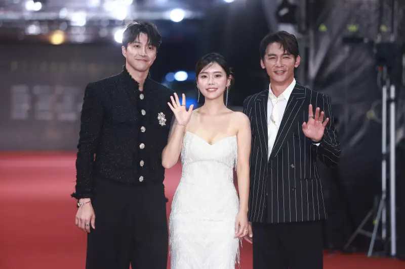 ▲江宏傑、韓國女孩Judy與溫昇豪都登上金鐘獎紅毯，江宏傑帥穿一襲黑色西裝，韓國女孩Judy身穿白色禮服登場。（圖／NOWNEWS攝影中心）
