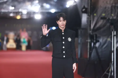 ▲江宏傑穿上深黑色西裝，整身閃耀著白色亮點，胸前還放上一朵白色花朵，氣勢完全不輸其他藝人。（圖／NOWNEWS攝影中心）