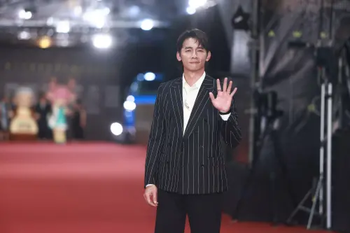 ▲溫昇豪換上深藍色條紋西裝登上金鐘獎紅毯，展現成熟男人才有的魅力。（圖／NOWNEWS攝影中心）