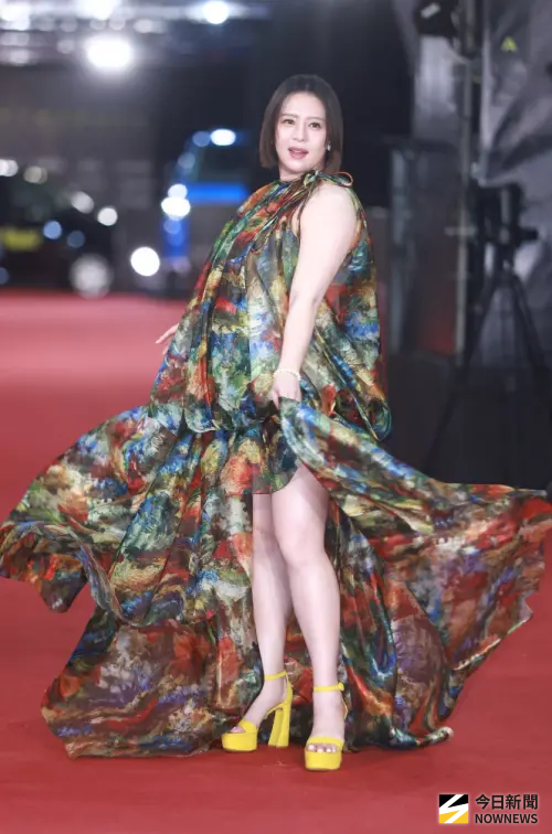 ▲劉品言（如圖）以阿嬤窗簾裝現身，身材明顯肥了一圈，看來孕期狀態不錯。（圖／NOWNEWS攝影中心）