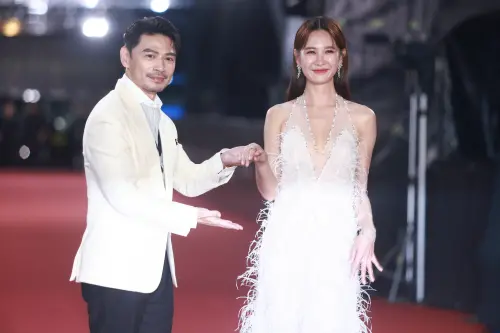 ▲阿Ken（左）在金鐘60紅毯上對安心亞（右）「示愛」，直指她是幸運女神。（圖／Nownews攝影中心攝影）