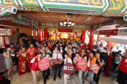 ▲南投縣府在明潭文武廟舉辦新中式集團婚禮，有30對新人參加。（圖／縣府提供）