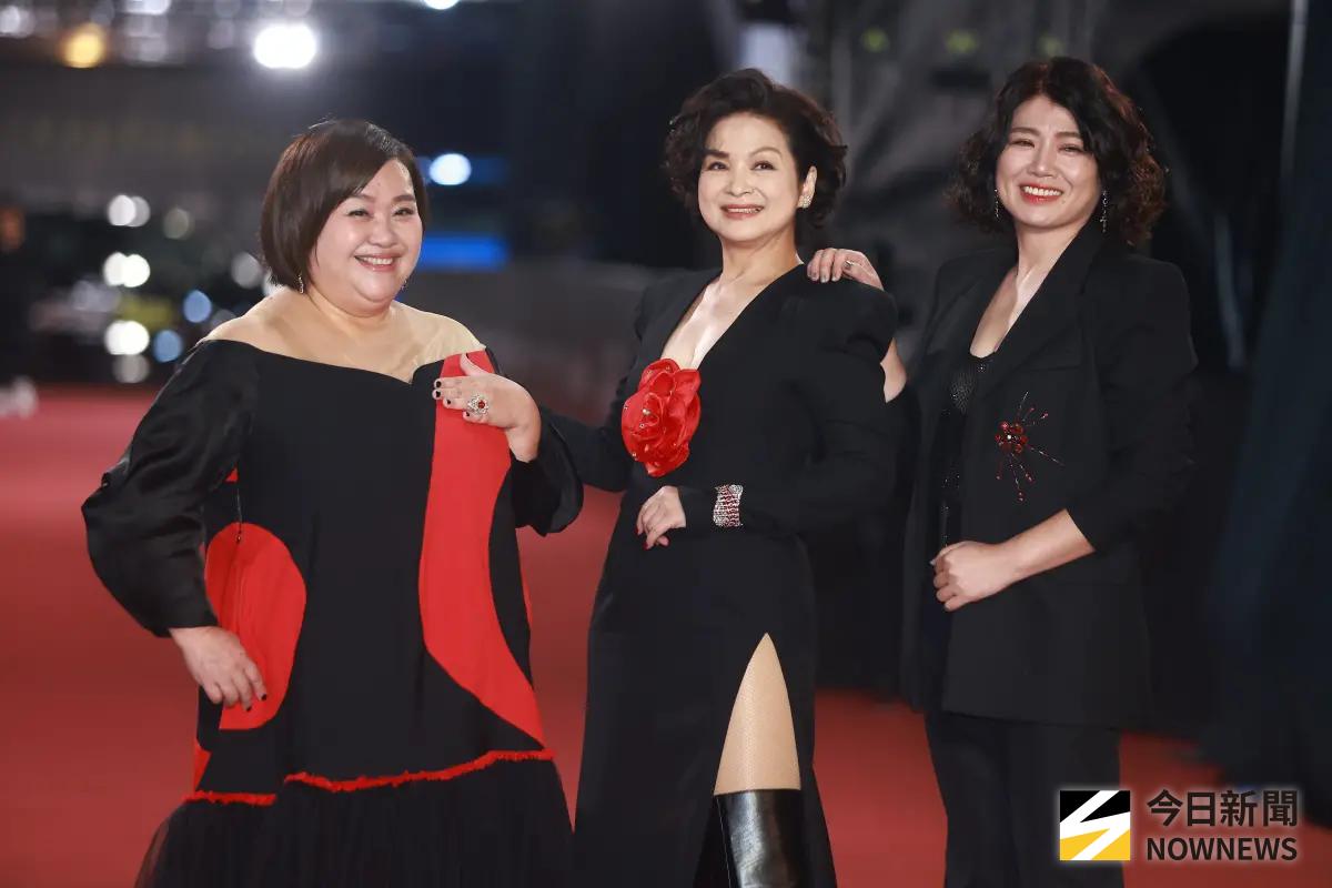 ▲金鐘獎紅毯尾聲，《老少女奇遇記2》3位主持人楊貴媚、鍾欣凌、嚴藝文現身，鍾欣凌造型被說穿標靶走紅毯，嚴藝文還驚喜劇透下一季：「要去非洲騎鴕鳥」。（圖／NOWNEWS攝影中心）