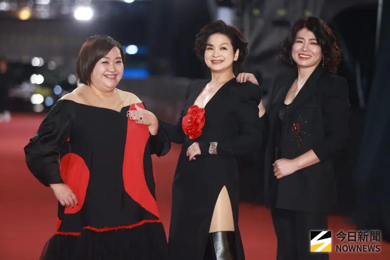 ▲金鐘獎紅毯尾聲，《老少女奇遇記2》3位主持人楊貴媚、鍾欣凌、嚴藝文現身，鍾欣凌造型被說穿標靶走紅毯，嚴藝文還驚喜劇透下一季：「要去非洲騎鴕鳥」。（圖／NOWNEWS攝影中心）