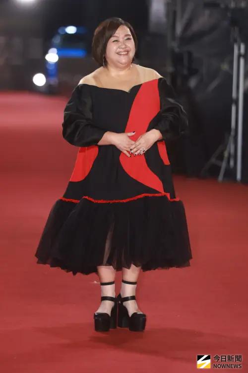 ▲金鐘獎／鍾欣凌穿標靶走紅毯！嚴藝文劇透下一季：非洲騎鴕鳥。（圖／NOWNEWS攝影中心）