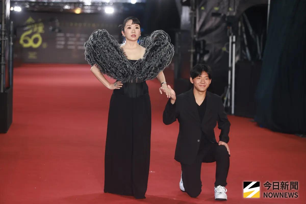 ▲陶晶瑩（左）身穿質地看起來像鋼刷的禮服出場，攜手兒子（右）走金鐘60紅毯，她表示兒子就是她的訓練師，兒子也說媽媽是他的寶可夢。（圖／Nownews攝影中心攝影）