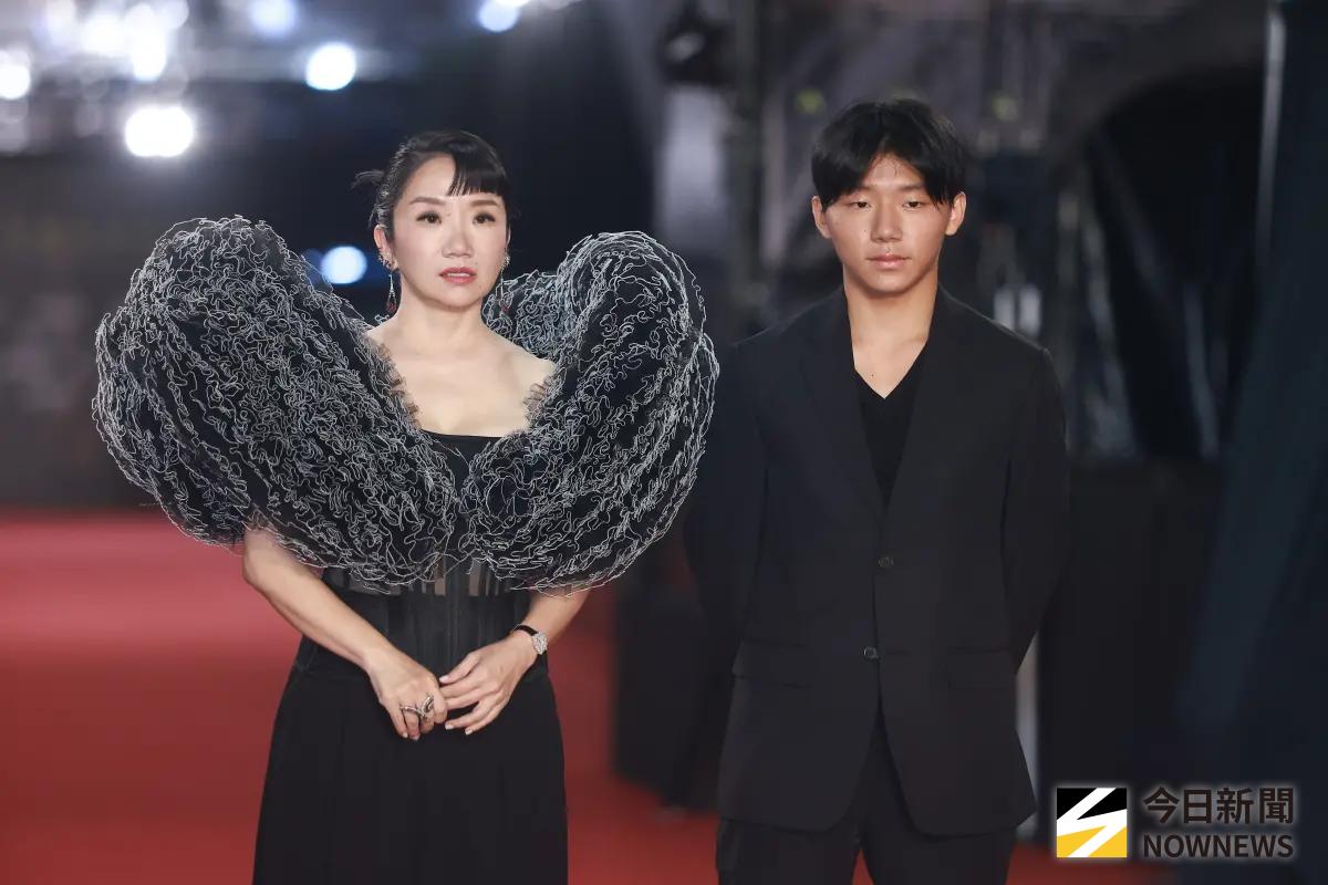 ▲陶晶瑩（左）攜手兒子小龍（右）走金鐘獎紅毯，雖然昨日沒得獎，但她PO文分享兒子在後台的溫暖舉動，直呼「得子如此，夫復何求」。（圖／NOWNEWS攝影中心）