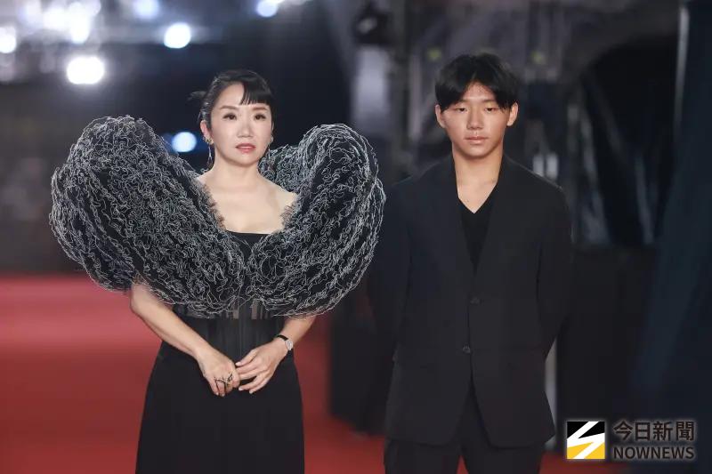 ▲陶晶瑩（左）攜手兒子小龍（右）走金鐘獎紅毯，雖然昨日沒得獎，但她PO文分享兒子在後台的溫暖舉動，直呼「得子如此，夫復何求」。（圖／NOWNEWS攝影中心）