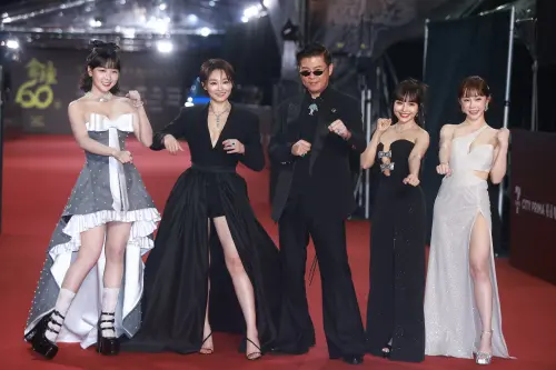 ▲《天才衝衝衝》主持群盛裝走上金鐘紅毯，曾國城（中）感性談節目「陪伴宿命」，張文綺（左2）與凱希（右2）許願得獎，籃籃（左1）自封「四大才女」掀笑聲，巫苡萱（右1）首次入圍興奮直呼想敲鐘。（圖／NOWNEWS今日新聞攝影中心）