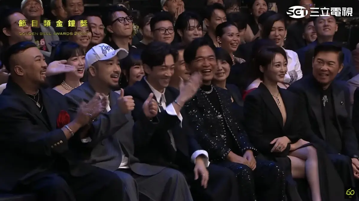 ▲許效舜稍早擔任金鐘頒獎人，一上台就吐槽陳漢典及前男友阿達，「你們兩個坐逗陣（一起）不痛苦嗎？」讓兩人笑翻，在台下比出讚的手勢。（圖／金鐘獎 Golden Bell Awards）