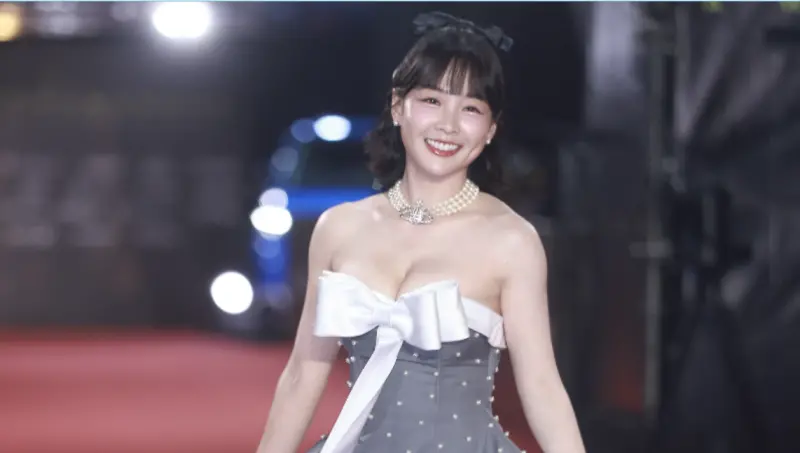 ▲第60屆金鐘獎節目類星光大道今（17）日登場，籃籃（如圖）、張文綺、凱希、巫苡萱火辣走上紅毯，女明星魅力噴發征服全場，引爆粉絲歡呼聲。（圖／NOWNEWS攝影中心）