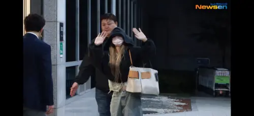 ▲Lisa張大雙手問候媒體。（圖／Newsen YouTube）