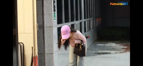 ▲Jisoo被媒體逗到彎腰大笑。（圖／Newsen YouTube）