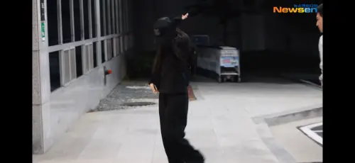 ▲Jennie一下車簡單揮個手，就快步進入機場。（圖／Newsen YouTube）