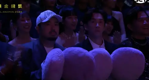 ▲阿達（左）、陳漢典坐在一起看呆，畫面相當有趣。（圖／翻攝自YouTube三立電視 SET TV）