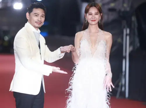 ▲阿Ken（左）與安心亞（右）一起走金鐘獎星光大道，被拱接吻，彼此對視超曖昧，可是阿Ken卻妙答：「我們要先有喜事才可以啊。」（圖／NOWNEWS攝影中心）