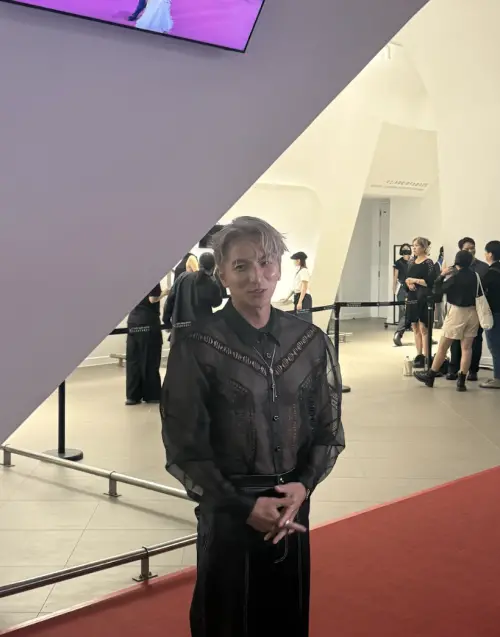 ▲楊奇煜在金鐘獎星光大道上換的第2套服裝，還是走展現體格的路線，上半身的襯衫透明，強壯的胸肌相當吸睛。（圖／記者蘇詠智攝）