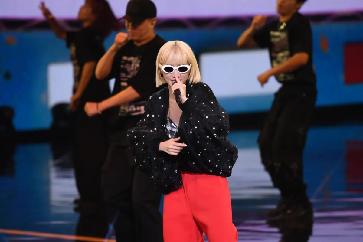 ▲Lulu用Rap開場致敬大小S以及許多經典綜藝節目，台下阿達、陳漢典坐在一起看呆，畫面相當有趣。（圖／三立提供）