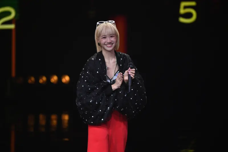 ▲Lulu以銀粉色禮服與PIAGET伯爵鑽飾亮相金鐘紅毯，全身行頭近4000萬，她化身「大娛樂家」唱跳開場，帶觀眾回顧台灣綜藝六十年，成為典禮最閃亮焦點。（圖／三立提供）