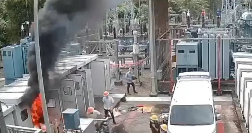 ▲ 台電蘭陽發電廠天埤開關場16日上午發生嚴重工安事故，鄔姓廠長在進行設備檢修時，疑似因電流逆流送電，突遭高壓電弧擊中，現場人員緊急通報送醫，所幸經搶救後已無生命危險。（圖／翻攝記者爆料網）