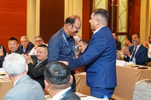 ▲印度會員代表S. Venkat（左）與巴基斯坦會員代表Syed Fakhar Ali Shah（右）握手擁抱泯恩仇，棒球大家庭無歧見。（圖／亞棒總提供）