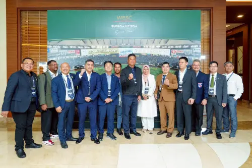 ▲亞洲棒球總會會員代表爭相與辜仲諒會長（右七）合影。（圖／亞棒總提供）