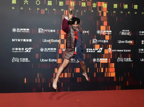 ▲張祖鈞曾入圍過金馬獎最佳新演員，是泰雅族的青年，在鏡頭前開心拿著獎座跳起來。（圖／NOWNEWS攝影中心）