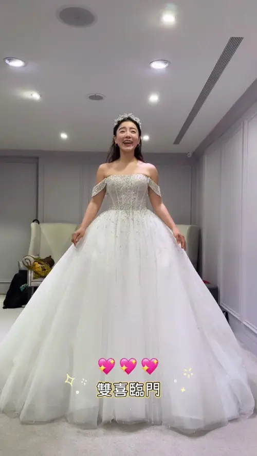 ▲丁噹突曬婚紗照，讓不少粉絲瘋猜她要結婚。（圖／翻攝自丁噹IG@della_dingdang）