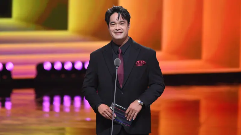 ▲第60屆金鐘獎頒獎典禮驚見棒球名將林智勝登場頒獎，金句連發驚喜連連，不過他在現場卡詞3次，他所頒發的最具人氣綜藝節目獎，由《客家廚房：廚師的迫降》壓倒性票數獲選，節目團隊感性致詞，場面熱烈。（圖／三立提供）