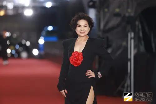 金鐘獎／60歲楊貴媚身材太辣！黑禮服大開深V、高衩　粉絲全暈船
