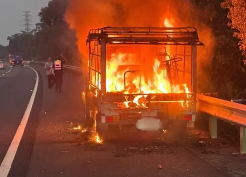 ▲ 17日國道3號發生火燒車意外，小貨車燒到只剩支架，所幸駕駛及時逃生、沒有人員受傷。（圖／翻攝畫面）