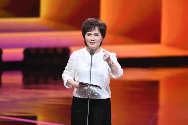 ▲沈春華擔任頒獎人，很怕典禮會超時，提醒得獎者只有90秒時間，就連台下的楊貴媚都在幫忙畫圈提醒。（圖／三立提供）