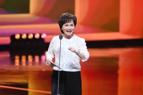 ▲沈春華很擔心會超時，一直提醒得獎者不要講太久。（圖／三立提供）