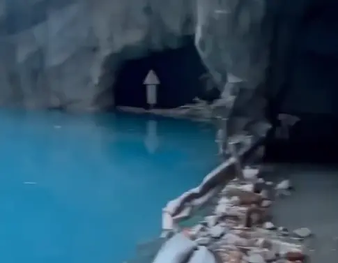 花蓮燕子口堰塞湖恐溢流　網友直擊溢滿逼近公路「可以摸到水」
