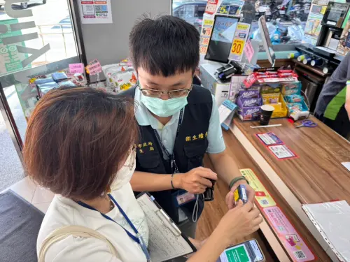 ▲新北市衛生局聯合稽查實體販售通路，查核便利商店、檳榔攤、連鎖賣場等通路是否販售未經核准加熱菸。（圖／新北市衛生局提供）