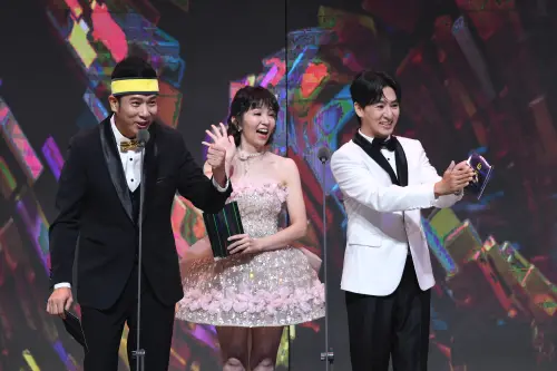 ▲香蕉哥哥（左起）、草莓姊姊、柳丁哥哥三位初代水果家族成員在金鐘60頒獎典禮上合體頒獎，掀起粉絲回憶殺。（圖／三立提供）