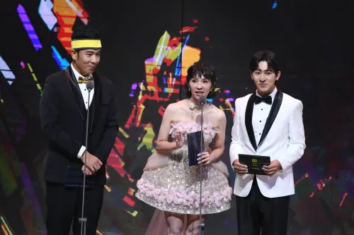 ▲香蕉哥哥（左起）、草莓姊姊、柳丁哥哥三人可可愛愛地在金鐘60登台，擔任頒獎人。（圖／三立提供）